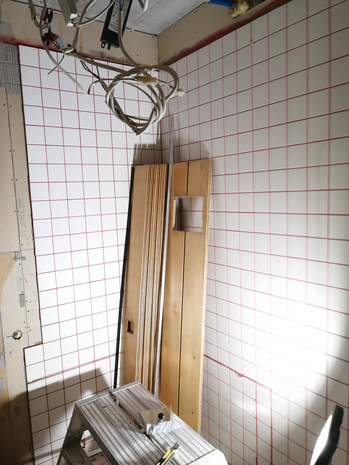 Демонтаж старой керамической плитки со стен в ванной комнате